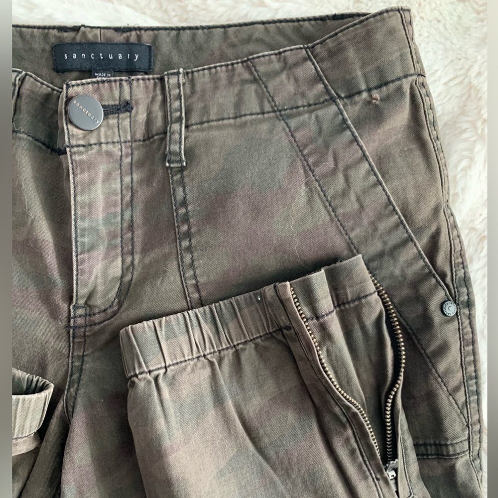 SANCTUARY Peace Trooper Camo jogger pants with side zipper at the hem. Size 25 - Picture 8 of 14